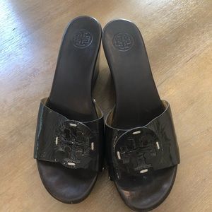 Tory Burch Patti Wedge (Patent) chocolate brown